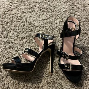 Black strappy heels. Brand is signature and they are a size 8.